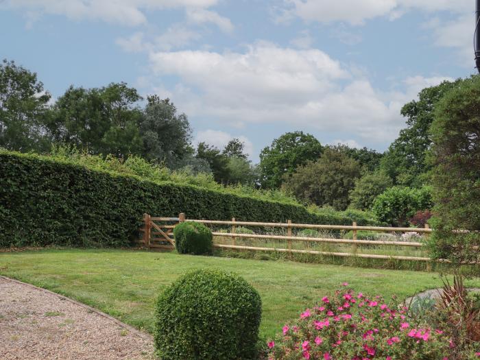 Mountfield Farm Cottage, Warehorne, Hamstreet in Kent. Off-road parking. Smart TV. Woodburning stove