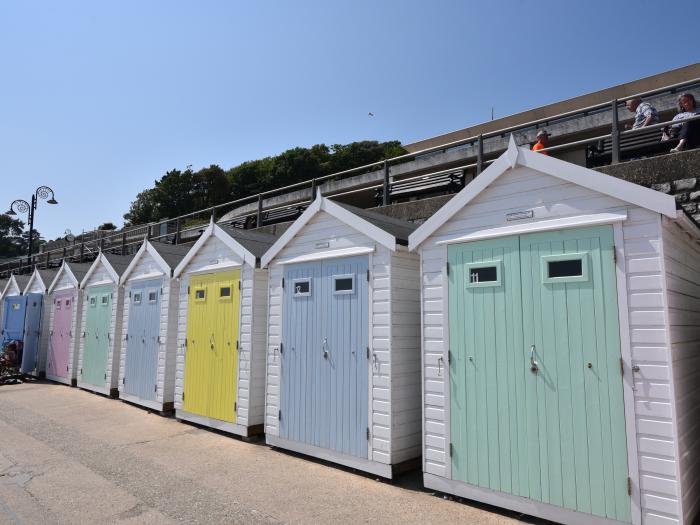 Coastal View, Lyme Regis, Dorset. Smart TV. Close to amenities. Close to beach. In an AONB. Parking.