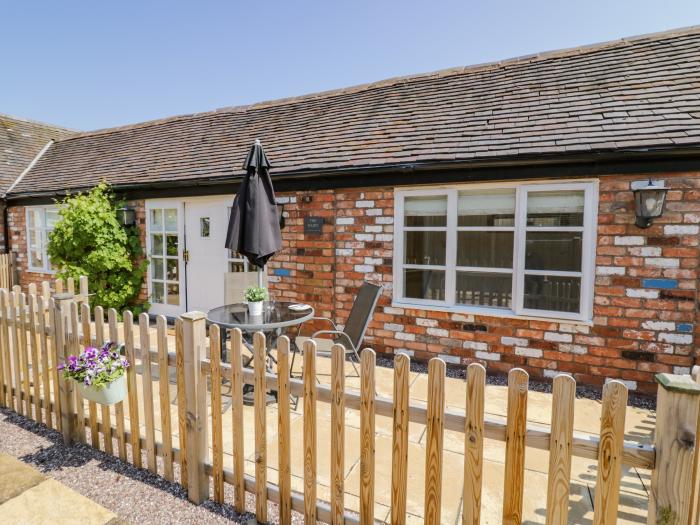 The Dairy near Market Bosworth, Leicestershire. Romantic dwelling. One pet welcome. Open-plan living