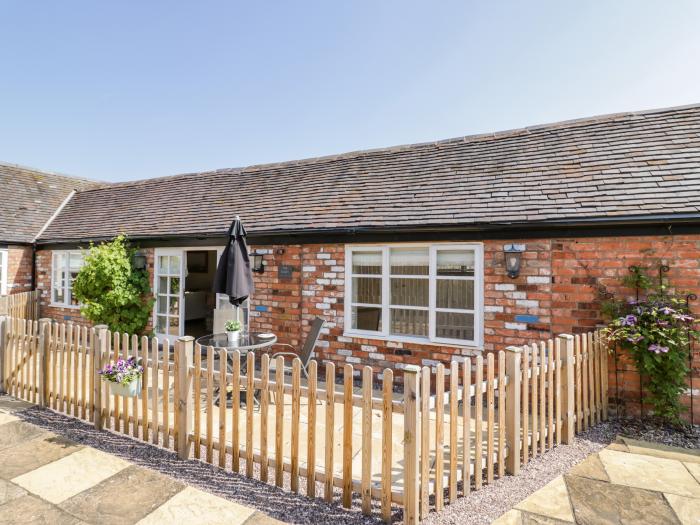 The Dairy near Market Bosworth, Leicestershire. Romantic dwelling. One pet welcome. Open-plan living