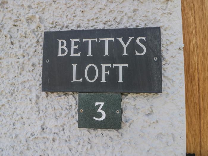 Betty's Loft, in Hawkshead, Cumbria. Private parking. Pet-free. Close to amenities and a lake. 2bed.