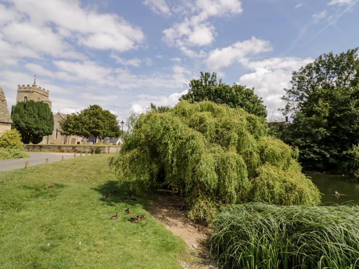 The Grain Store, Ducklington near Witney, Oxfordshire. Near AONB. Smart TV. Off-road parking. Garden