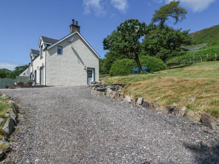 Croft House, Morar, near Mallaig, Scotland. Lake views. Close to a beach. Off-road parking. Smart TV