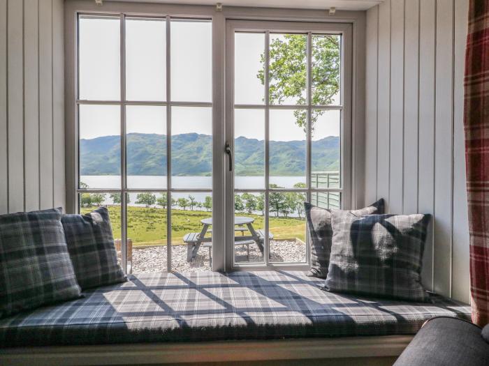 Croft House, Morar, near Mallaig, Scotland. Lake views. Close to a beach. Off-road parking. Smart TV