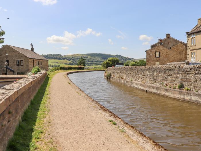 Hawthorn, Cross Hills, North Yorkshire. Couple's retreat. Pet-friendly. TV & WiFi. Romantic.