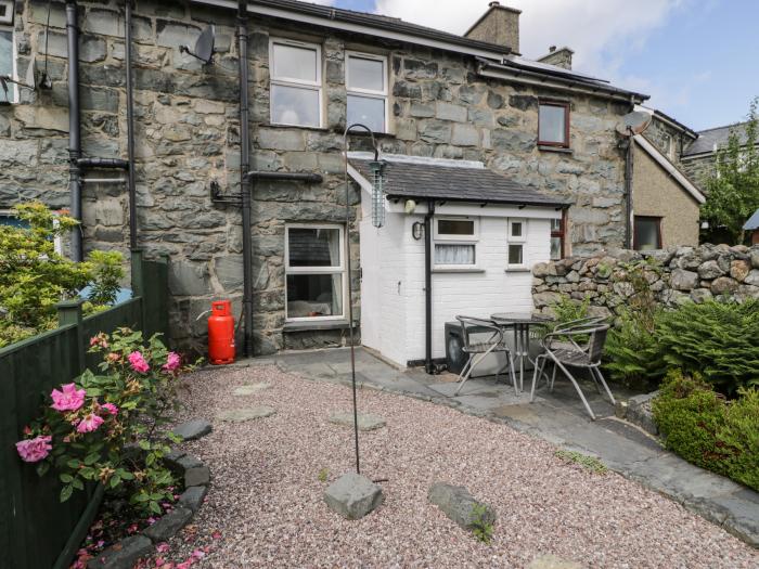 Bodalaw is in Trawsfynydd, Gwynedd. In National Park. Two-bedroom cottage with rural, mountain views