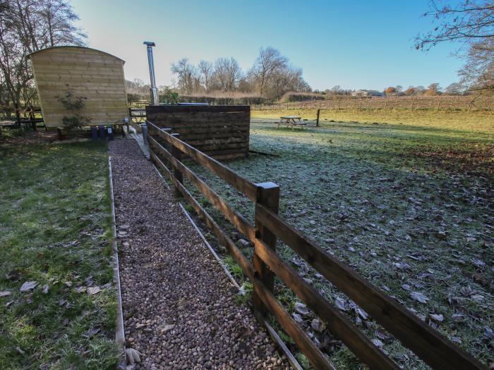 The Oak Hut in Coton near Whitchurch, Shropshire. Beautiful views. Pet-friendly. Underfloor heating.