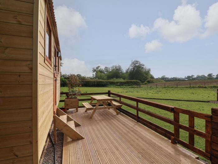 The Oak Hut in Coton near Whitchurch, Shropshire. Beautiful views. Pet-friendly. Underfloor heating.