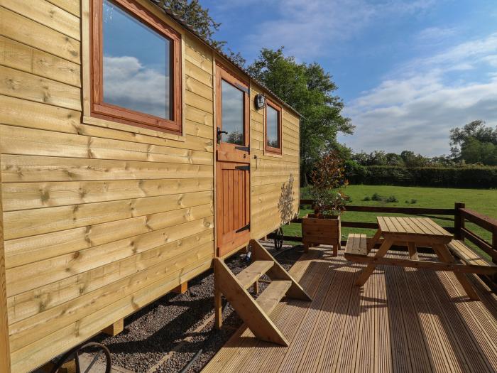 The Oak Hut in Coton near Whitchurch, Shropshire. Beautiful views. Pet-friendly. Underfloor heating.