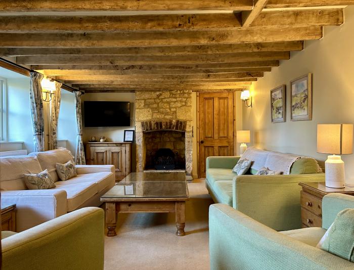 Robins Nest, Bourton-On-The-Water, Gloucestershire. Five-bedroom, characterful cottage. Pet-friendly