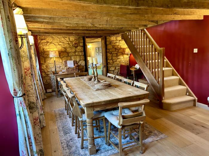 Robins Nest, Bourton-On-The-Water, Gloucestershire. Five-bedroom, characterful cottage. Pet-friendly