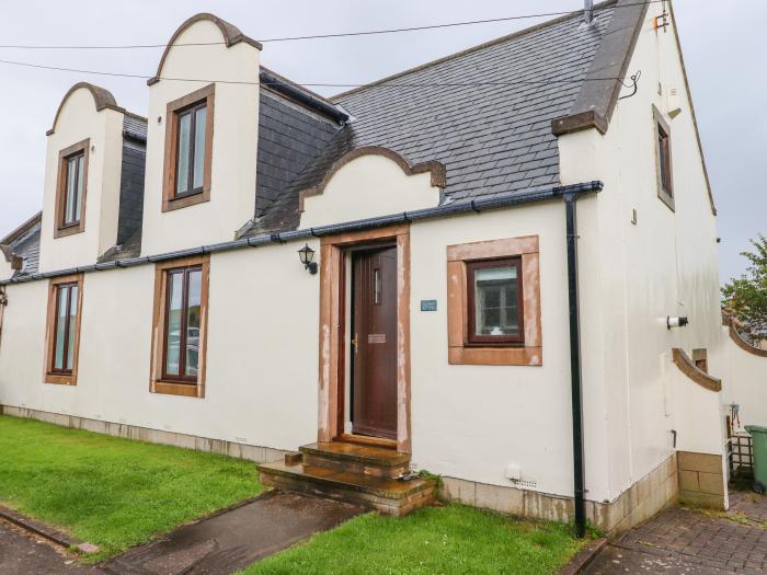 Cullernose Cottage, Newton-by-the-Sea near Embleton, Northumberland. Close to a pub and a beach. Pet