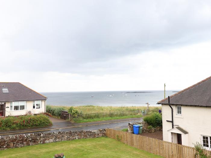 Cullernose Cottage, Newton-by-the-Sea near Embleton, Northumberland. Close to a pub and a beach. Pet