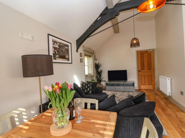 The Arms House Ironbridge, Shropshire Hills AONB, Permit Parking, Open Plan, Two Dogs, 2 x King Bed.