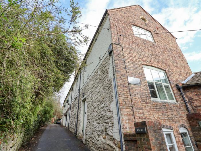 The Arms House Ironbridge, Shropshire Hills AONB, Permit Parking, Open Plan, Two Dogs, 2 x King Bed.