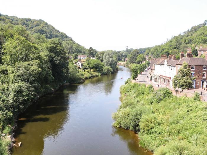 The Arms House Ironbridge, Shropshire Hills AONB, Permit Parking, Open Plan, Two Dogs, 2 x King Bed.