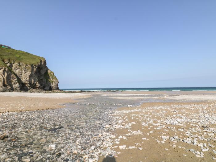 Garras Porthtowan, Cornwall. Off-road parking. Enclosed garden. Hot tub. Near amenities and a beach.