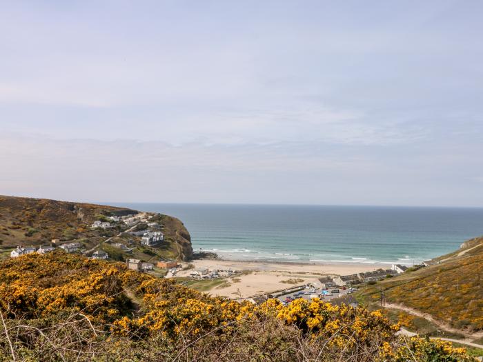 Garras Porthtowan, Cornwall. Off-road parking. Enclosed garden. Hot tub. Near amenities and a beach.