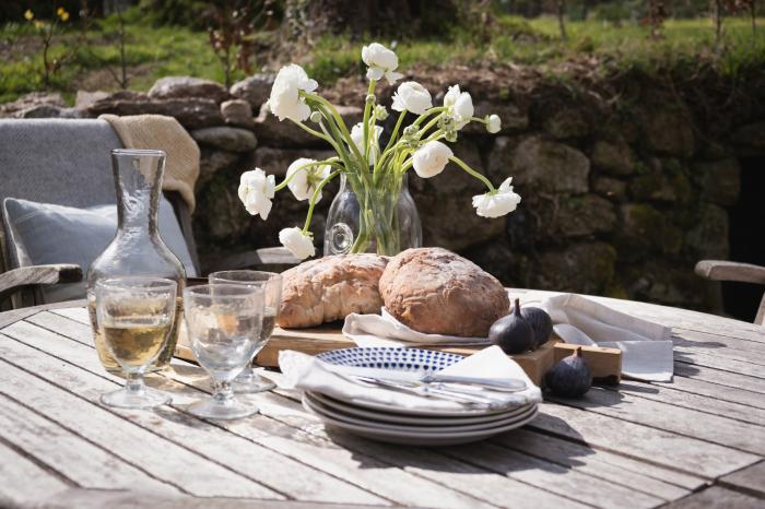 Butterwell Cottage at Collihole, Chagford, Devon. Woodburning stove. Pet-friendly. Ideal for couples