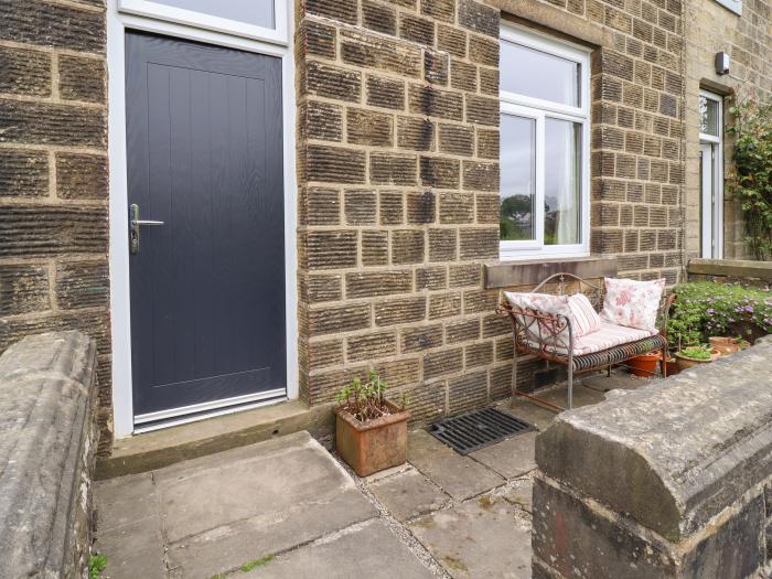 2 James Street is in Oakworth in West Yorkshire. Two-bedroom cottage with rural views. Pet-friendly.