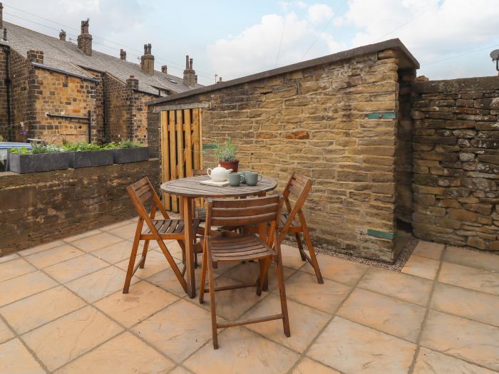2 James Street is in Oakworth in West Yorkshire. Two-bedroom cottage with rural views. Pet-friendly.