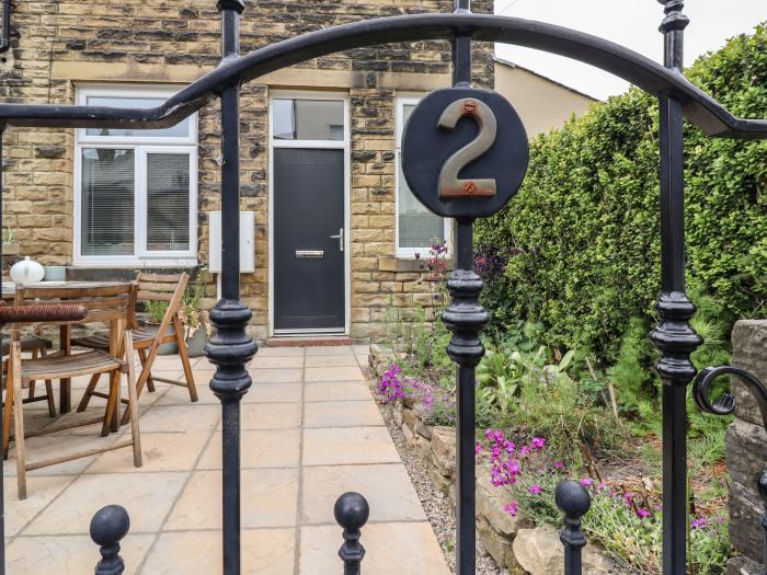 2 James Street is in Oakworth in West Yorkshire. Two-bedroom cottage with rural views. Pet-friendly.