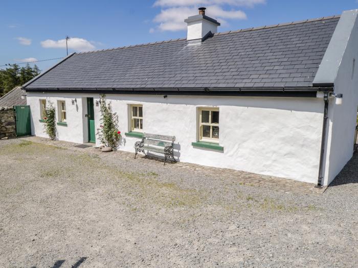 OLD MIKE'S COTTAGE, Liscarney near Westport, County Mayo. Off-road parking. Woodburning stove. Lake.