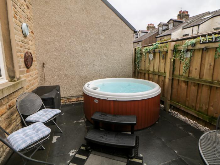 The Groom's House is in Buxton, Derbyshire. Open-plan living space. Child-friendly & enclosed patio.