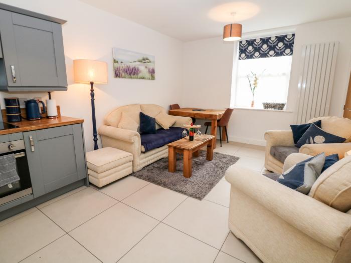 The Groom's House is in Buxton, Derbyshire. Open-plan living space. Child-friendly & enclosed patio.