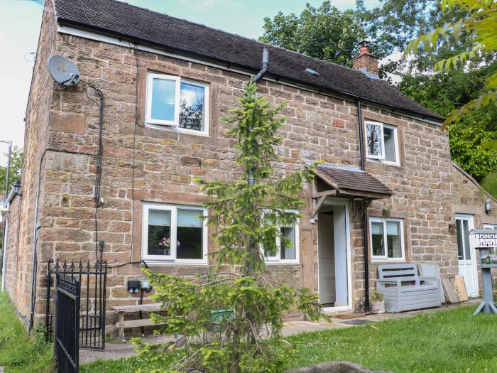Midway Cottage, Whatstandwell, Derbyshire. Pet-friendly. Stunning location. Woodburning stove. WiFi.