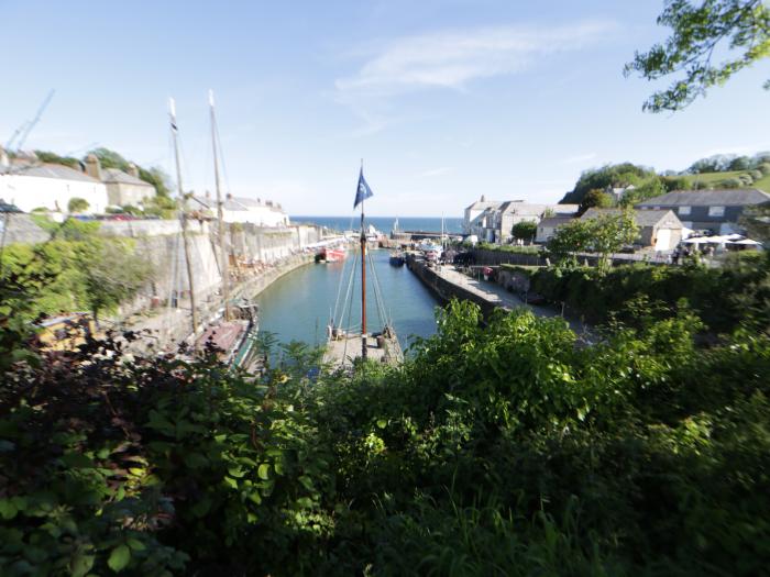 Spinnaker, St Austell, Cornwall. Close to amenities. Off-road parking. Near a beach. Sleeps 5 guests