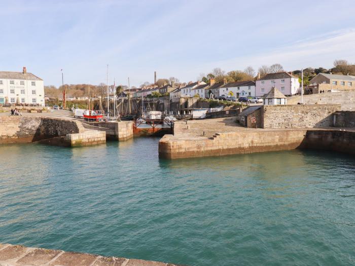 Spinnaker, St Austell, Cornwall. Close to amenities. Off-road parking. Near a beach. Sleeps 5 guests