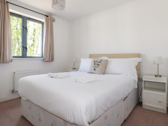 Spinnaker, St Austell, Cornwall. Close to amenities. Off-road parking. Near a beach. Sleeps 5 guests