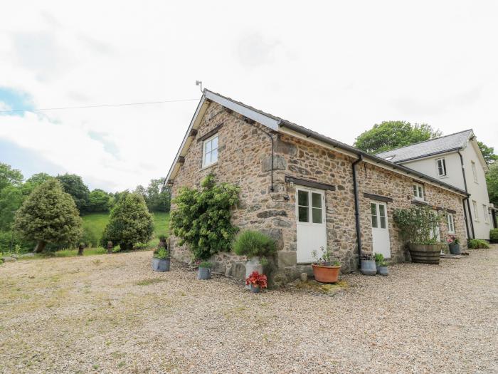 Graig Fawr, Llanafanfawr, near Beulah, Powys. Pet-friendly. Couple's retreat. Off-road parking. Pets