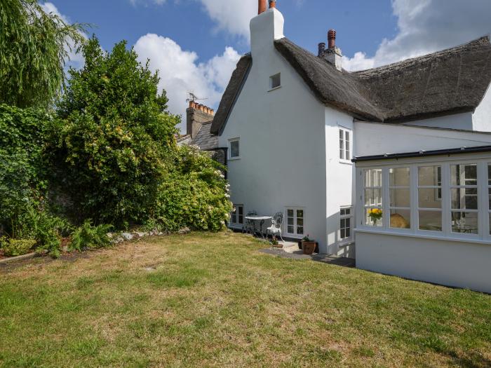 Thatched Cottage, Charmouth, Dorset. Close to a shop, a pub and a beach. Garden with furniture. WiFi