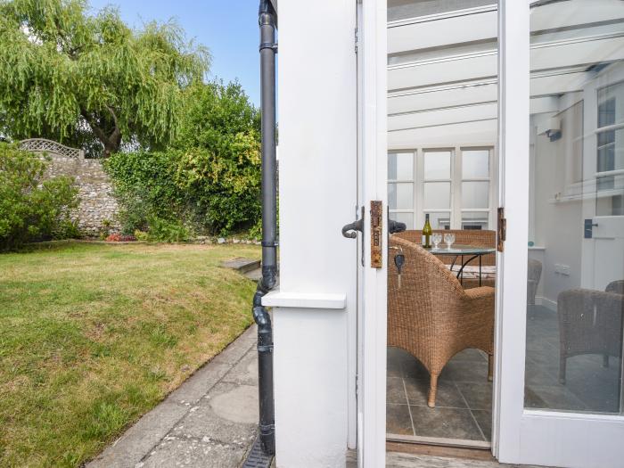 Thatched Cottage, Charmouth, Dorset. Close to a shop, a pub and a beach. Garden with furniture. WiFi