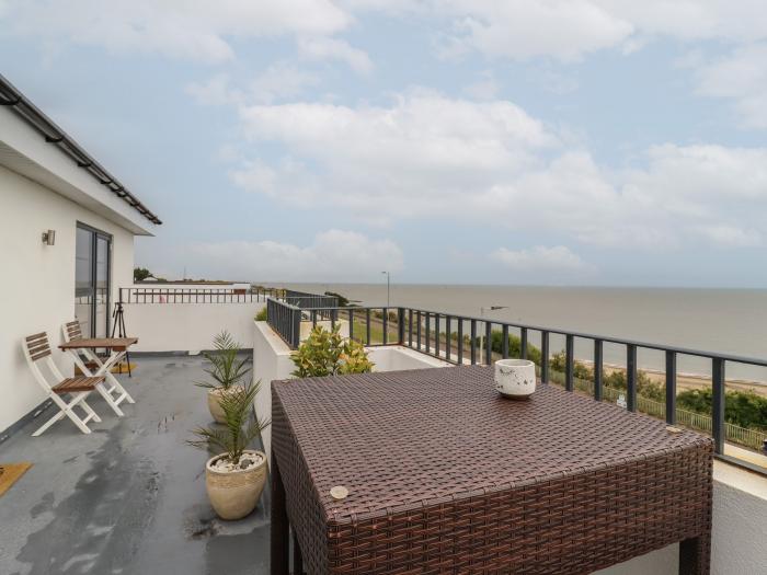 Flat 10, Holland-On-Sea, Essex. Smart TV. Balcony with sea views. Close to amenities. Three bedrooms