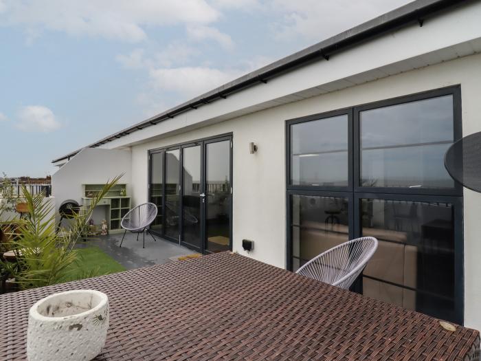 Flat 10, Holland-On-Sea, Essex. Smart TV. Balcony with sea views. Close to amenities. Three bedrooms