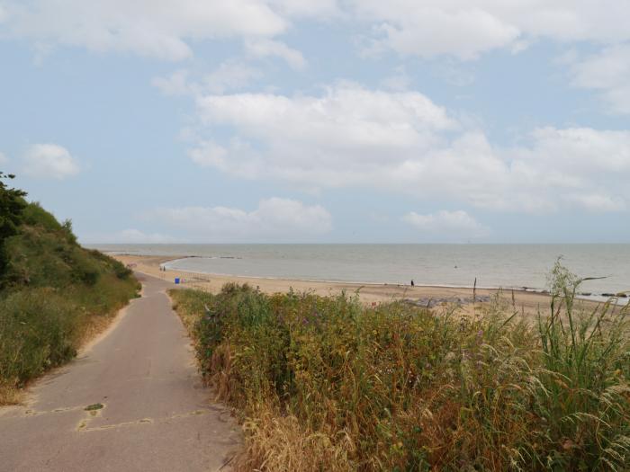 Flat 10, Holland-On-Sea, Essex. Smart TV. Balcony with sea views. Close to amenities. Three bedrooms