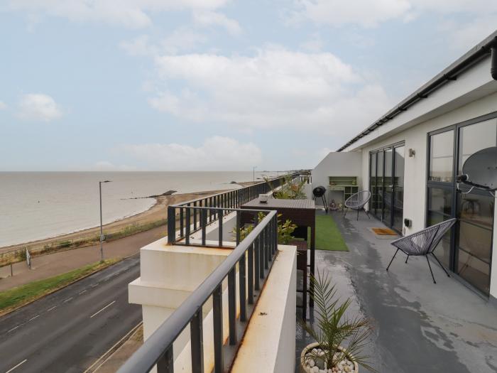 Flat 10, Holland-On-Sea, Essex. Smart TV. Balcony with sea views. Close to amenities. Three bedrooms