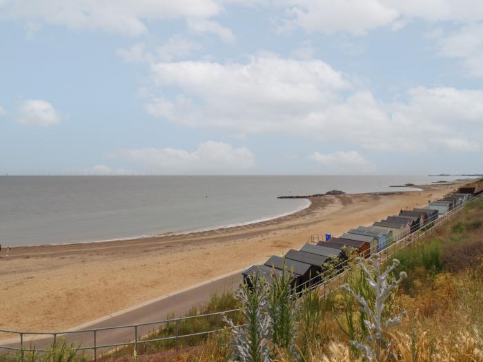 Flat 10, Holland-On-Sea, Essex. Smart TV. Balcony with sea views. Close to amenities. Three bedrooms