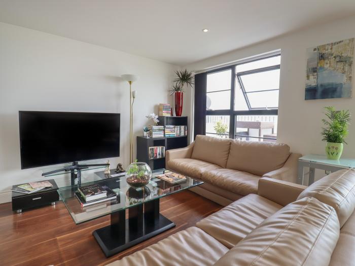 Flat 10, Holland-On-Sea, Essex. Smart TV. Balcony with sea views. Close to amenities. Three bedrooms