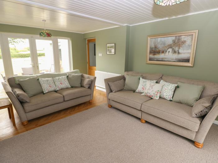 Crossways Cottage nr Carew, Pembrokeshire. Four-bedroom home. Pet-friendly. Ample off-road parking.