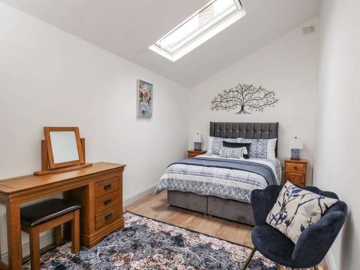 The Stables, Worcester. 2-bed. Off-road parking. Enclosed garden. Underfloor heating. Smart TV. WiFi