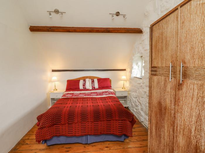 Penfeidr Newydd in Newport, in Pembrokeshire. Two-bedroom, traditional cottage resting rurally. Pets