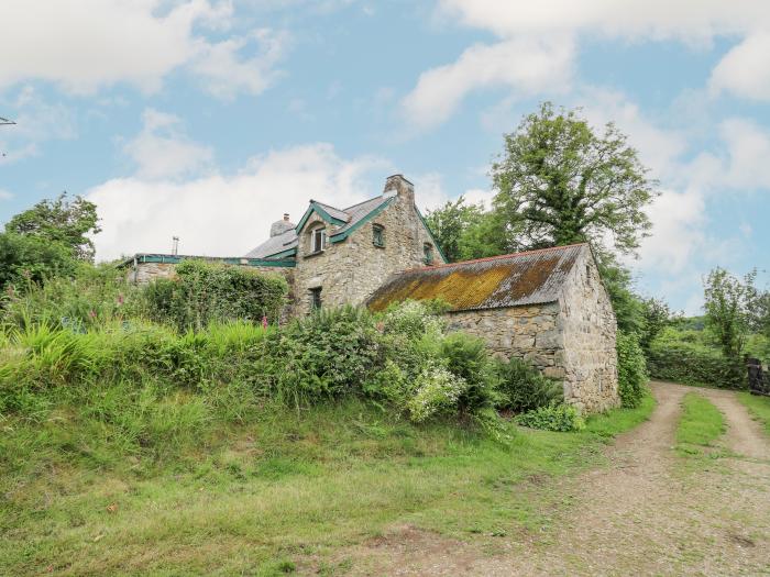 Penfeidr Newydd in Newport, in Pembrokeshire. Two-bedroom, traditional cottage resting rurally. Pets