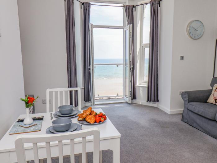 Apartment 4 Bridlington Bay, Bridlington. Sea views. Close to a beach. Smart TV. Close to amenities.