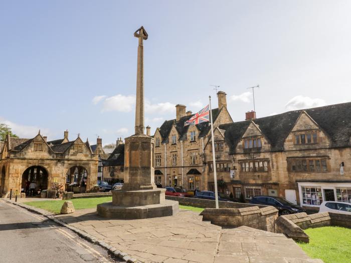 The Cottage, Chipping Campden, Gloucestershire. Off-road parking. Woodburning stove. Three bedrooms.