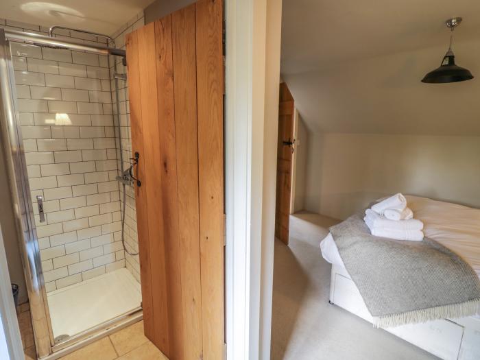 The Cottage, Chipping Campden, Gloucestershire. Off-road parking. Woodburning stove. Three bedrooms.