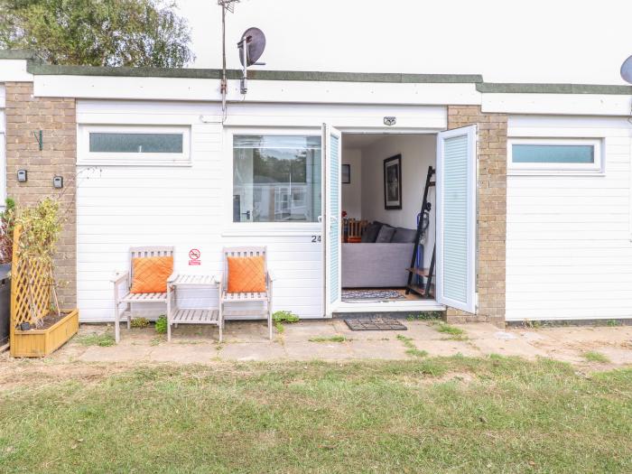 245, Hemsby, Norfolk. Close to a shop, a pub and a beach. Off-road parking. Pet-friendly. 2 beds. TV